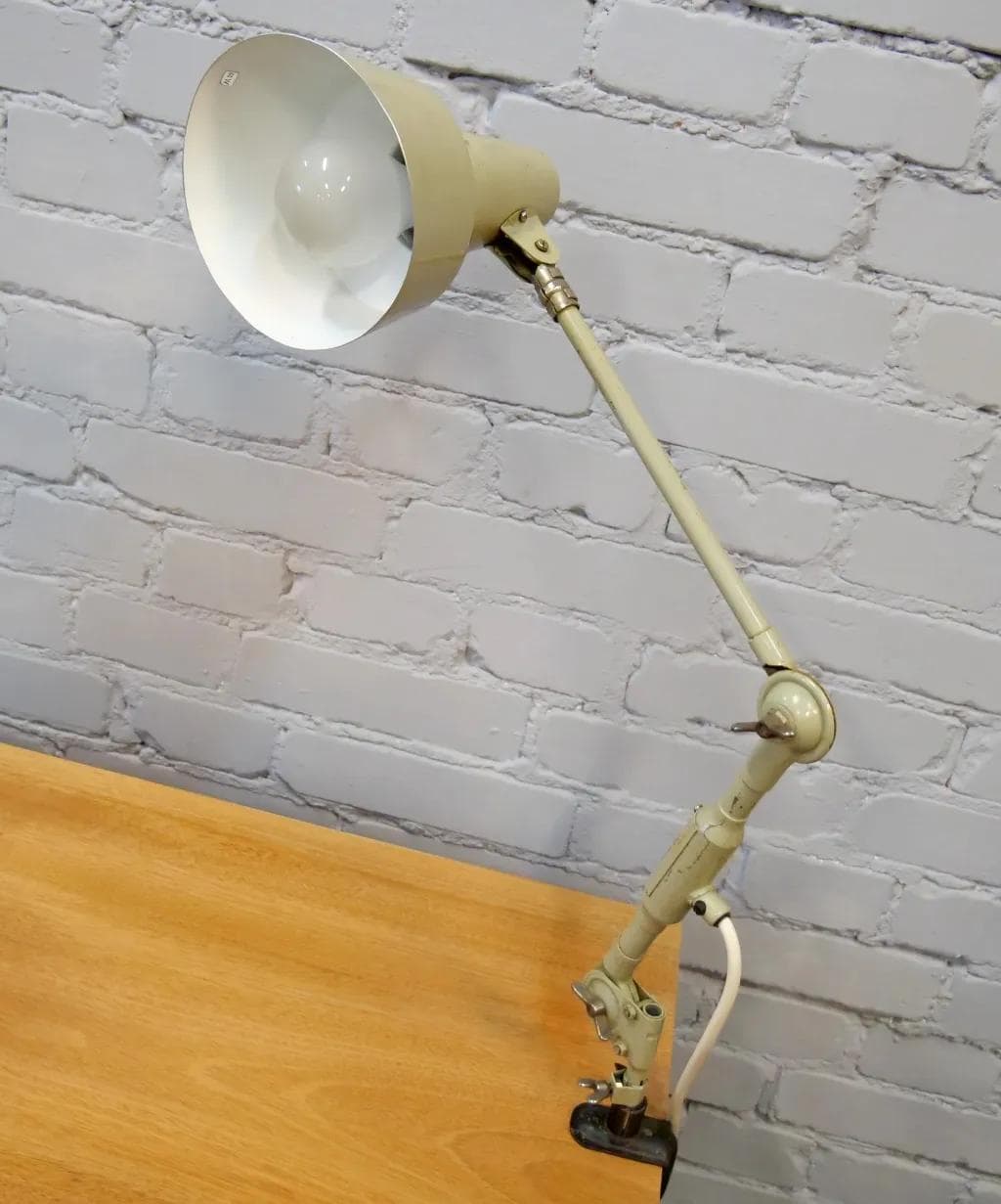 Jasnooliwkowa, metalowa lampa kreślarska, SIS, lata 50. - 18849