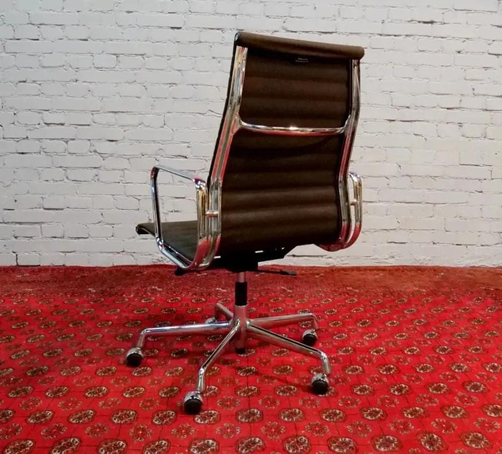 Fotel obrotowy Aluminium Group EA 337, Hopsak ciemnobrązowy, aluminium chromowane, proj. C. & R. Eames, Vitra, Szwajcaria, lata 70. - 18832