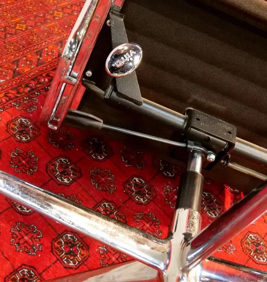 Fotel obrotowy Aluminium Group EA 337, Hopsak ciemnobrązowy, aluminium chromowane, proj. C. & R. Eames, Vitra, Szwajcaria, lata 70. - 18834