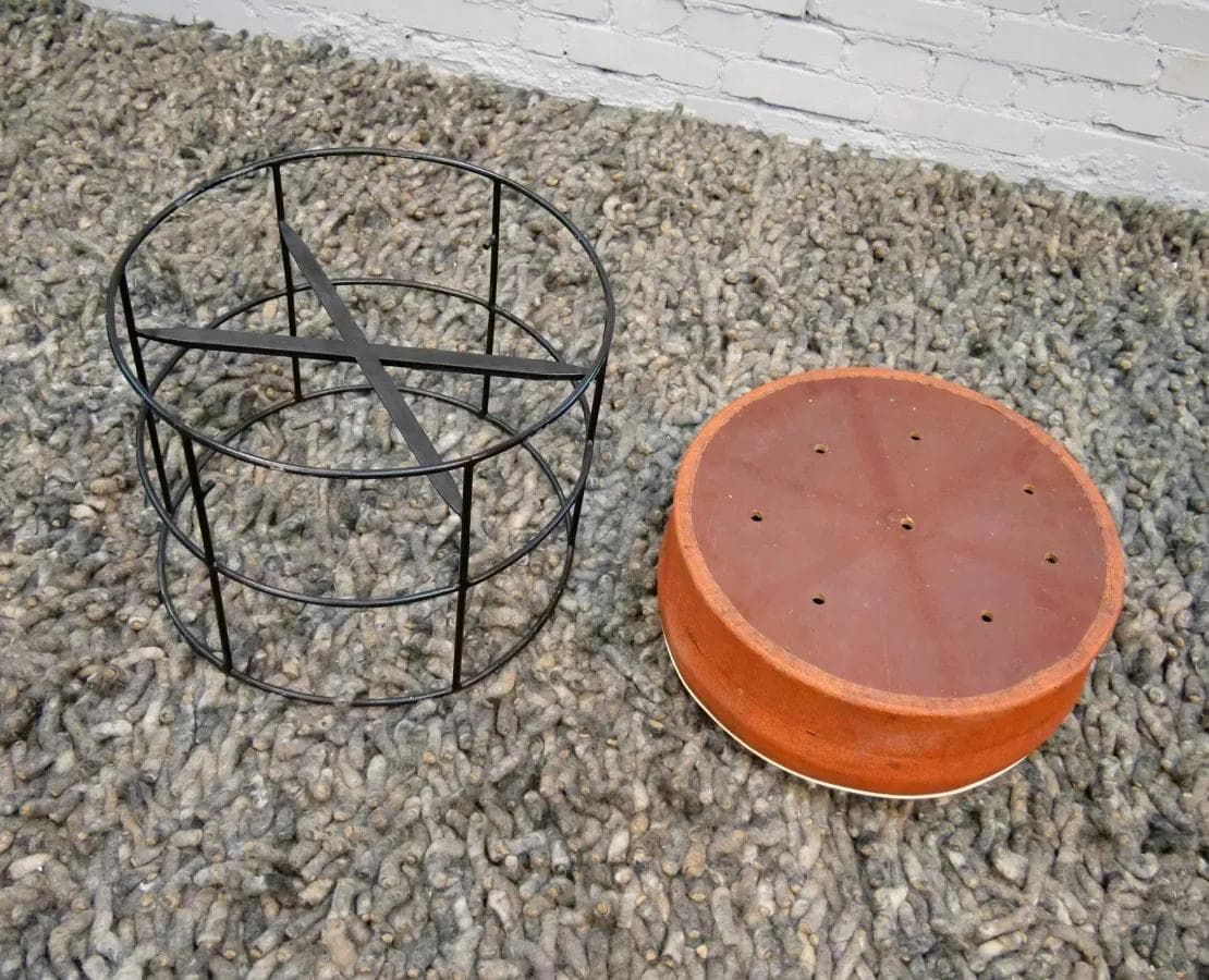 Pufa T1 Wire Stool, skóra sztuczna czerwona, metal czarny, proj. V. Panton, Dania, lata 60. - 18790