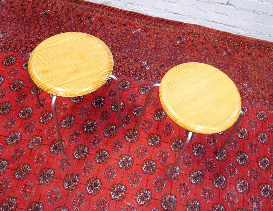 Para taboretów Dot, drewno sosna, stal chrom, proj. A. Jacobsen, dla Fritz Hansen, Dania, lata 60. - 19024