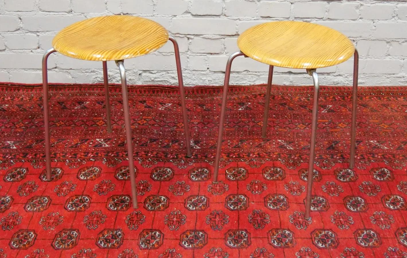 Para taboretów Dot, drewno sosna, stal chrom, proj. A. Jacobsen, dla Fritz Hansen, Dania, lata 60. - 19017