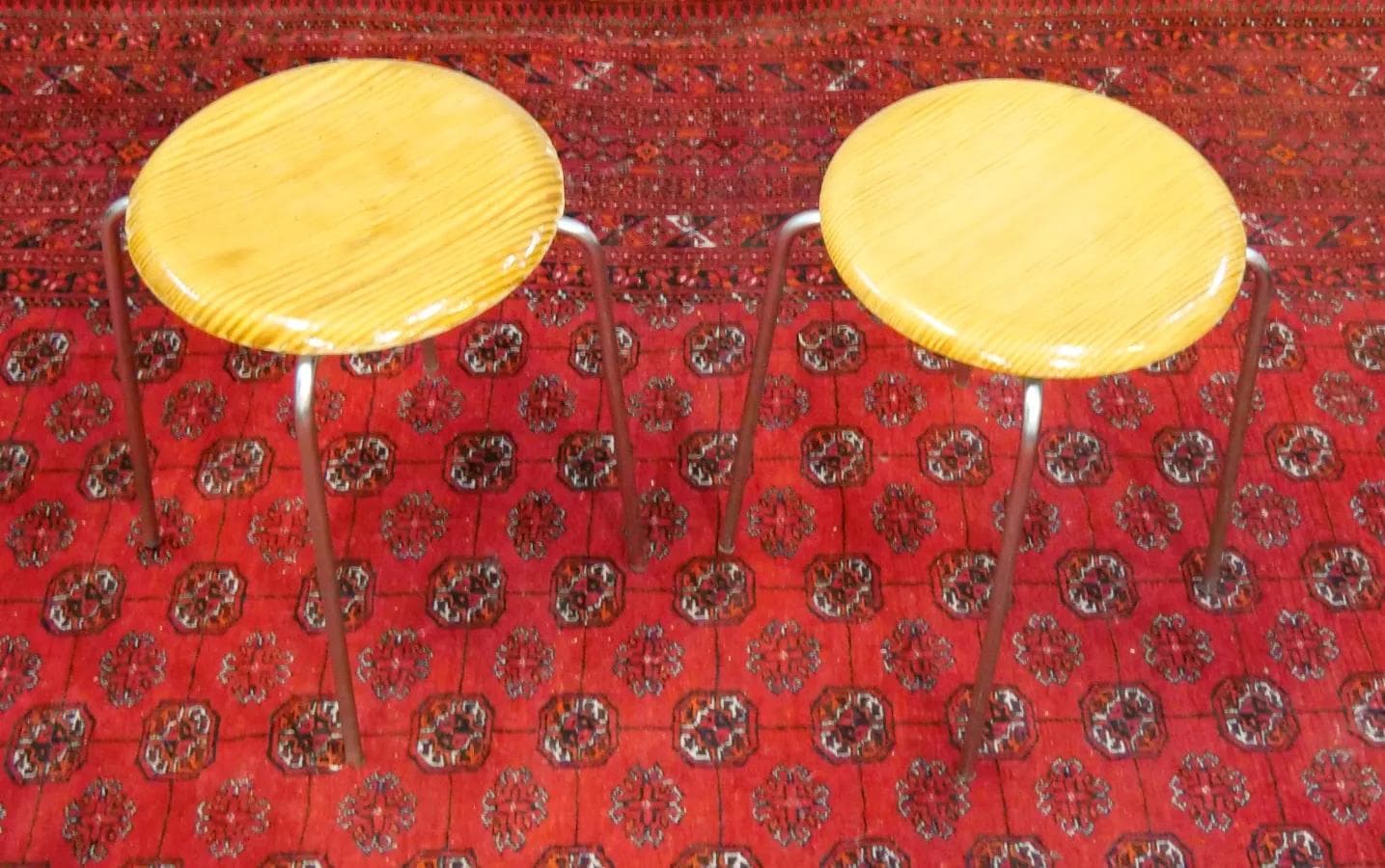 Para taboretów Dot, drewno sosna, stal chrom, proj. A. Jacobsen, dla Fritz Hansen, Dania, lata 60. - 19025