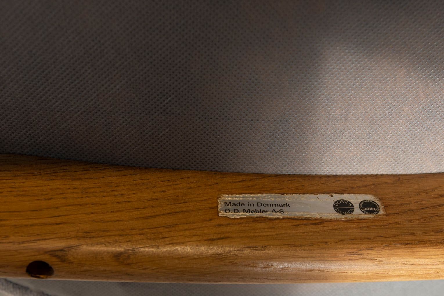 Komplet sześciu krzeseł z podłokietnikami, dąb jasny, tkanina szara, proj. E. Buch, Dania, lata 60. - 261566