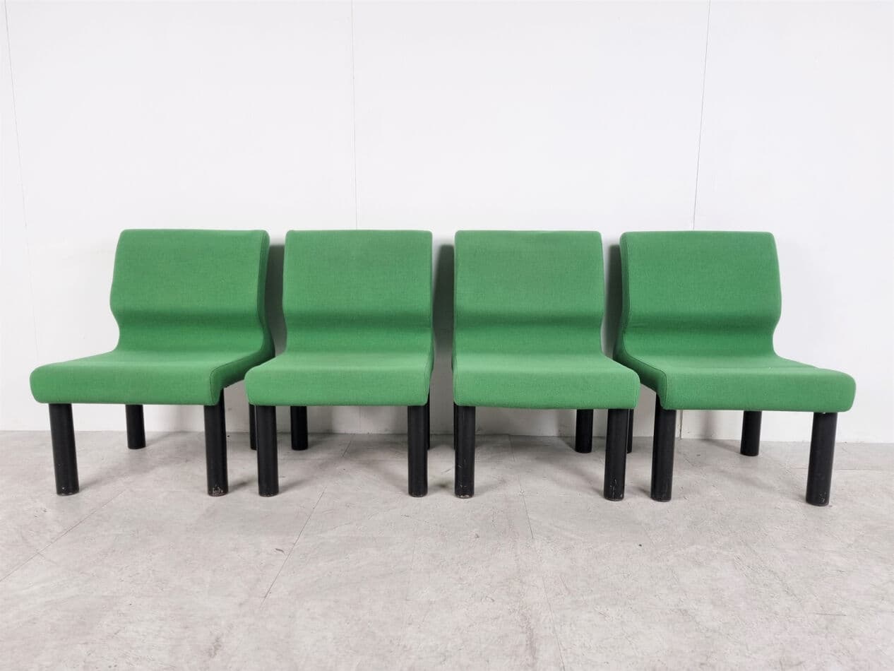 Zestaw czterech foteli lounge, tkanina zielona, metal czarny, Włochy, lata 80. - 275367