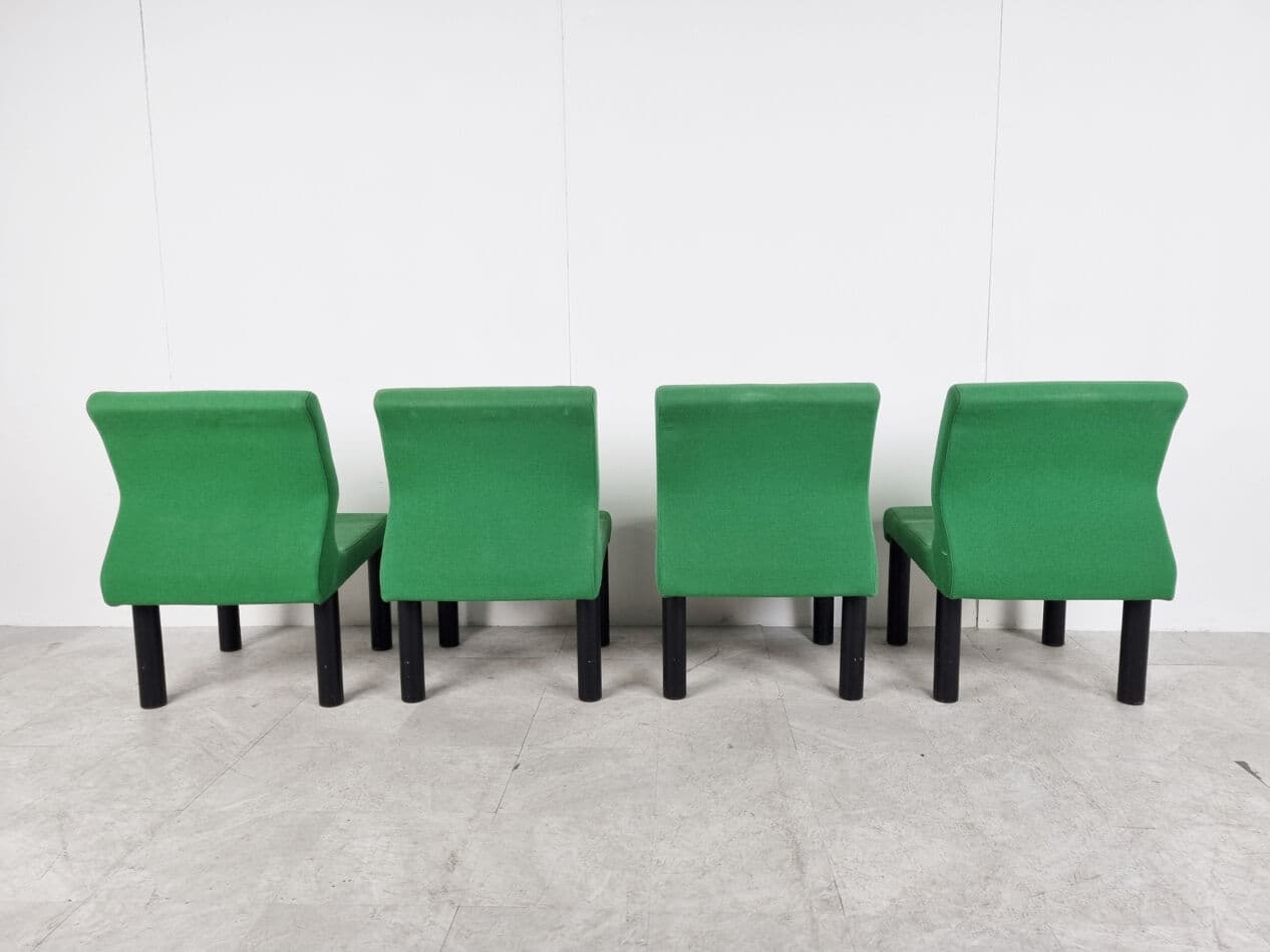 Zestaw czterech foteli lounge, tkanina zielona, metal czarny, Włochy, lata 80. - 275370