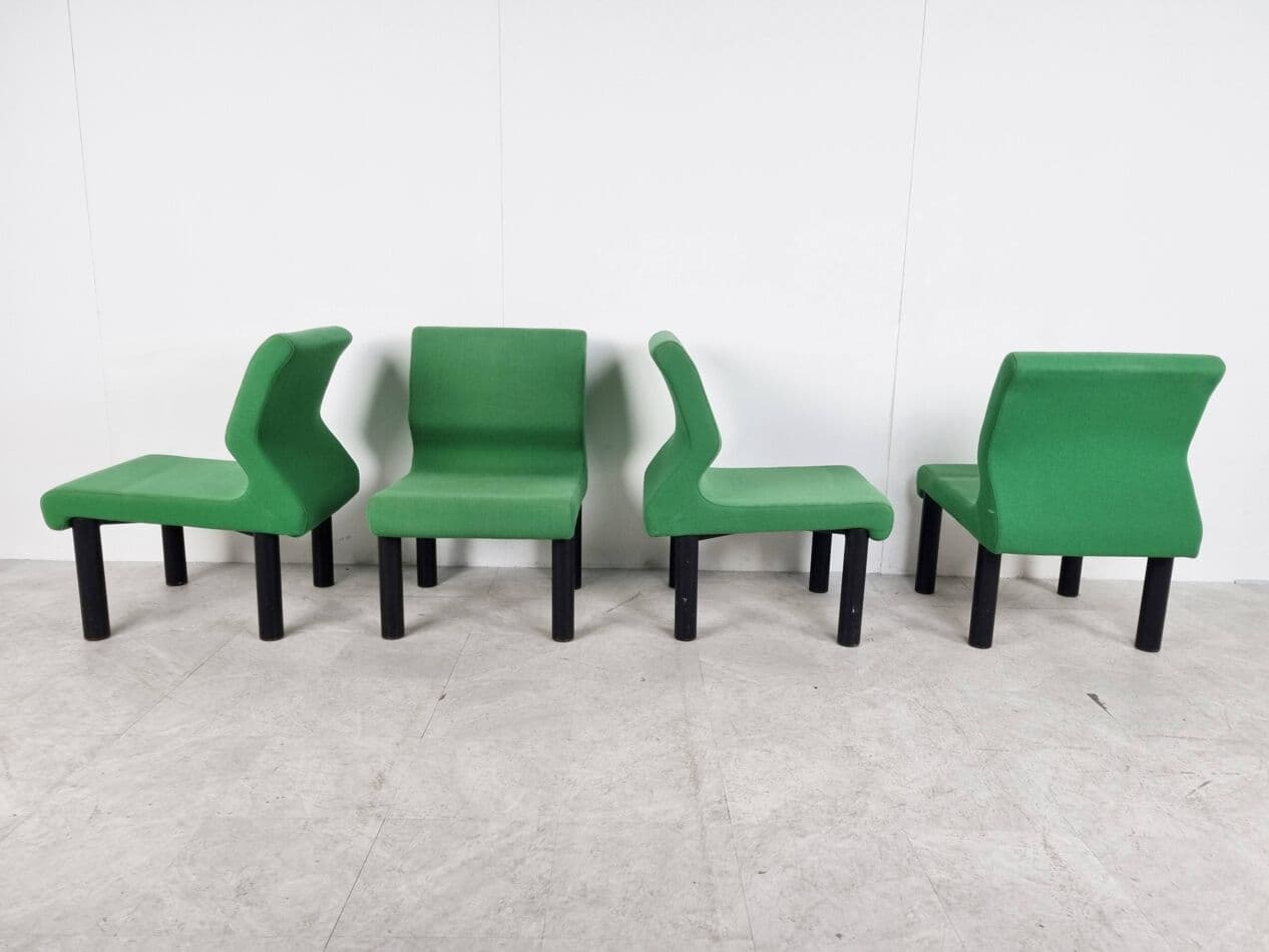 Zestaw czterech foteli lounge, tkanina zielona, metal czarny, Włochy, lata 80. - 275369