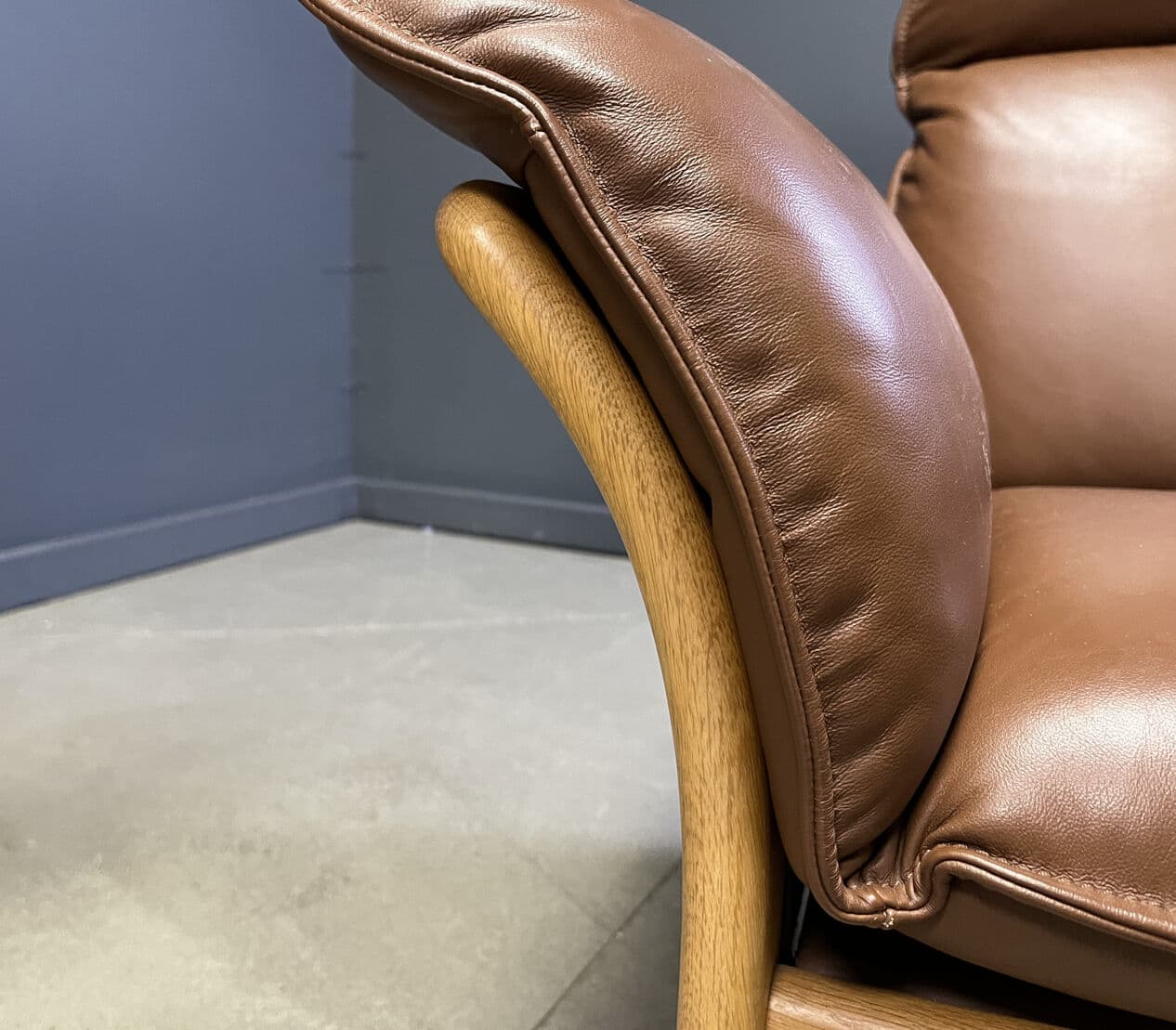 Trzyczęściowy zestaw wypoczynkowy Scala, skóra brązowa, dąb jasny, Belgia, lata 70. - 274869