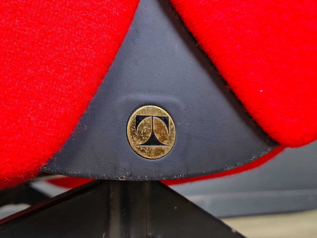 Fotel P40, czerwony, metal czarny, proj. O. Borsani, Tecno, Włochy, lata 70. - 274503