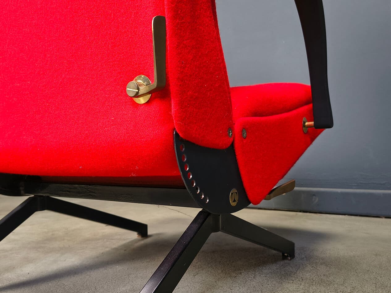 Fotel P40, czerwony, metal czarny, proj. O. Borsani, Tecno, Włochy, lata 70. - 274502
