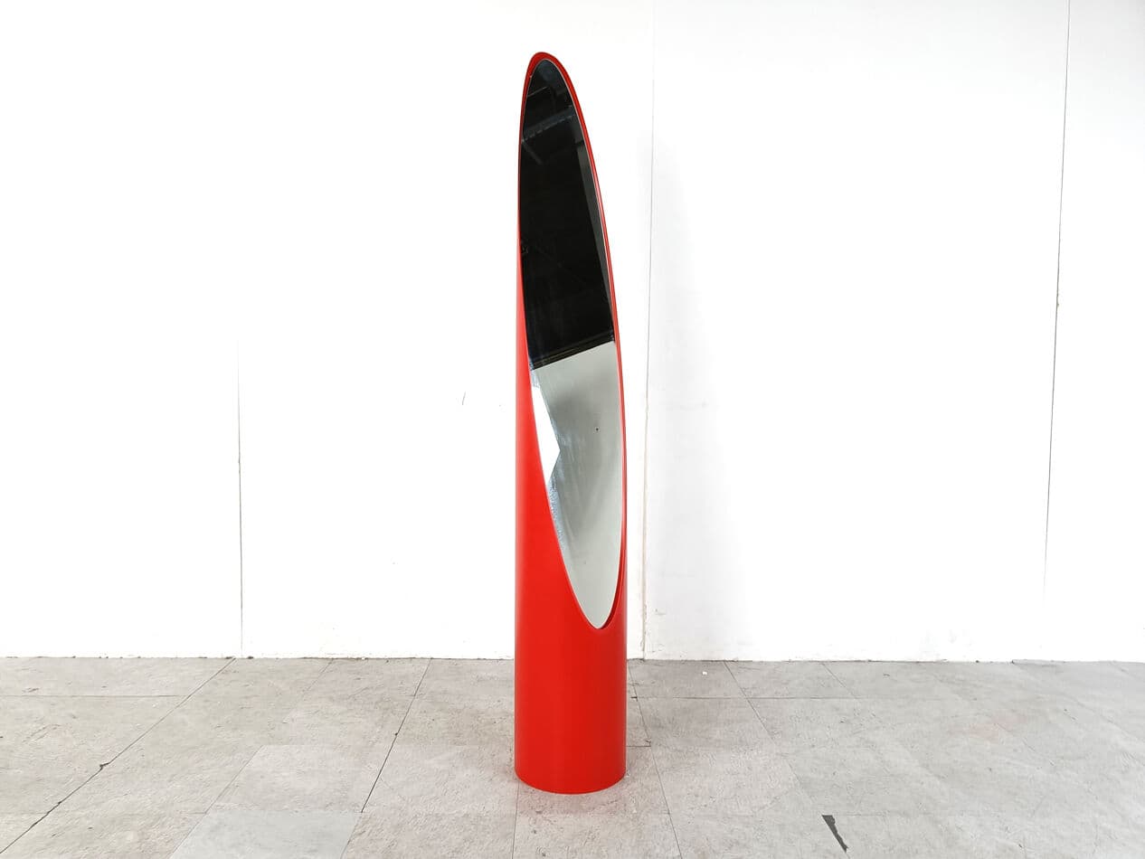 Lustro podłogowe Unghia, szkło czerwony, proj. R. Bonetto, Włochy, lata 70. - 274470