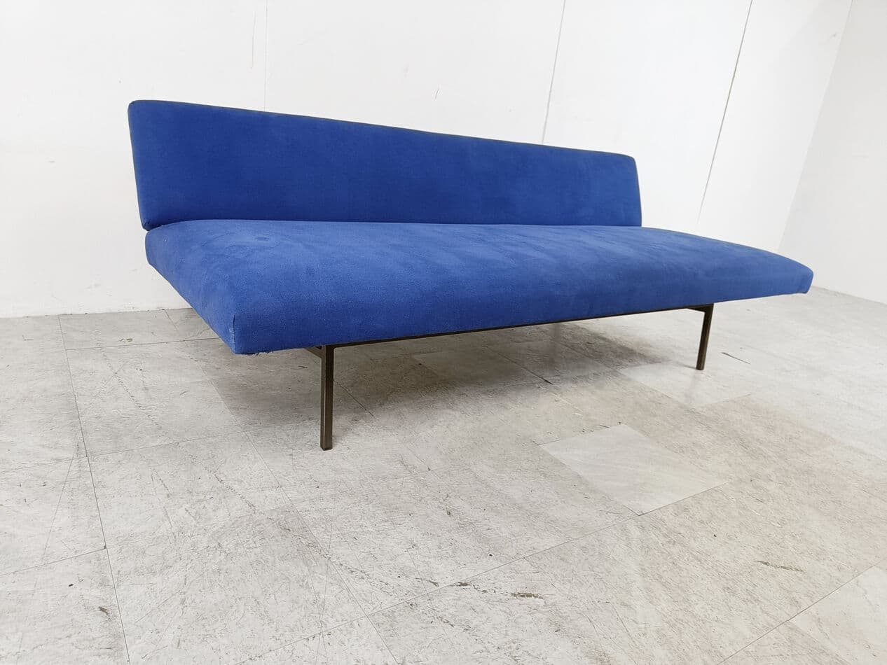 Modernist chaise longue, blue velvet, black metal, by R. Parry, Netherlands, 1960s. - 274358