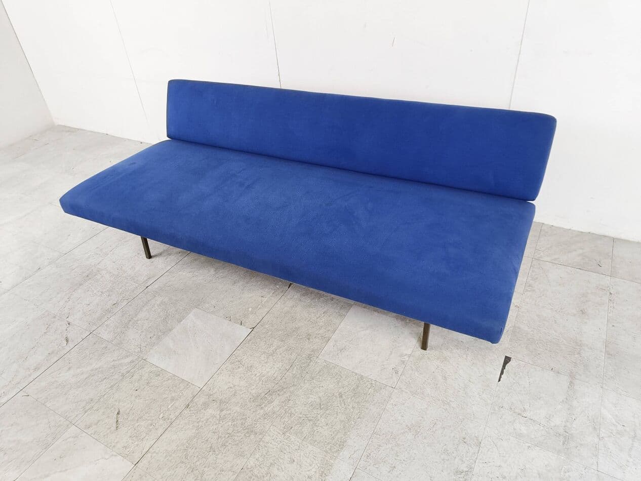 Modernist chaise longue, blue velvet, black metal, by R. Parry, Netherlands, 1960s. - 274355