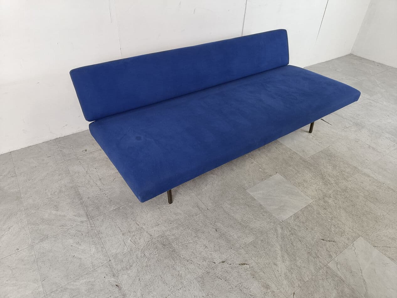 Modernist chaise longue, blue velvet, black metal, by R. Parry, Netherlands, 1960s. - 274357