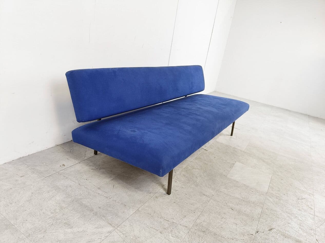 Modernist chaise longue, blue velvet, black metal, by R. Parry, Netherlands, 1960s. - 274359