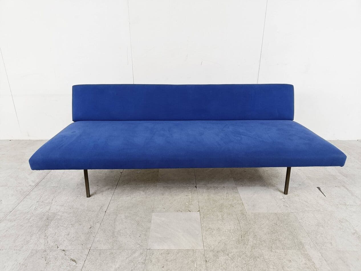 Modernist chaise longue, blue velvet, black metal, by R. Parry, Netherlands, 1960s. - 274354
