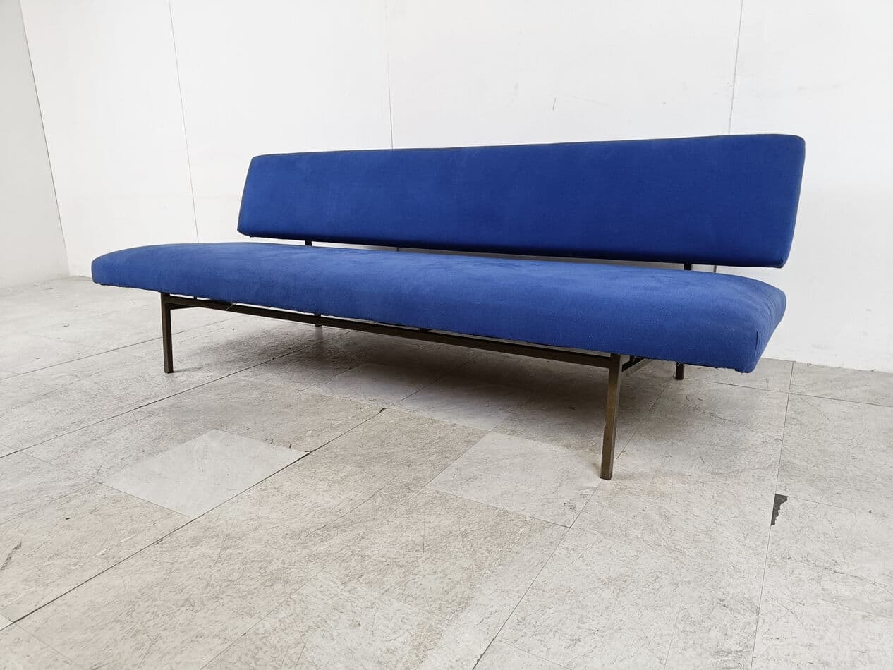 Modernist chaise longue, blue velvet, black metal, by R. Parry, Netherlands, 1960s. - 274360