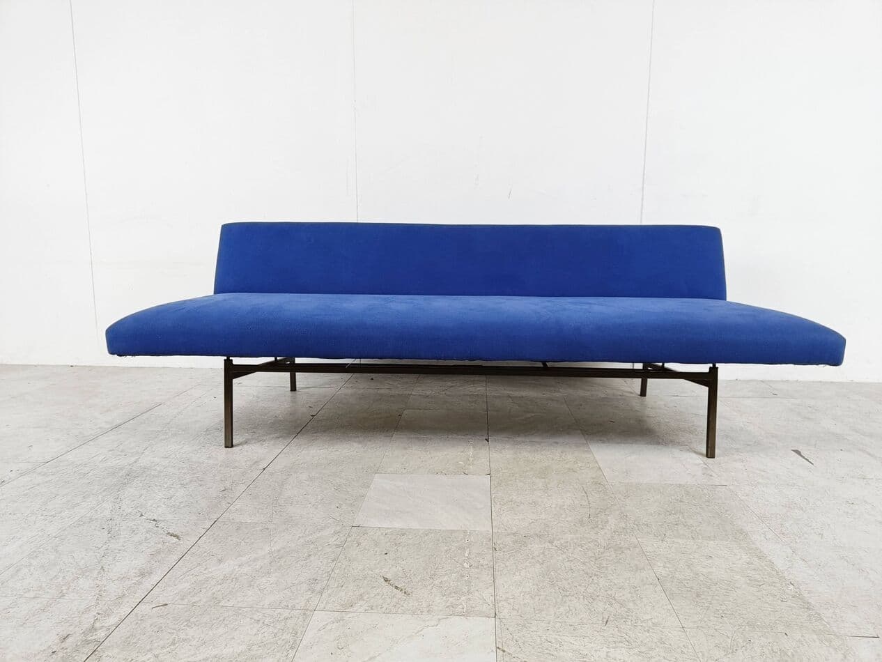 Modernist chaise longue, blue velvet, black metal, by R. Parry, Netherlands, 1960s. - 274356