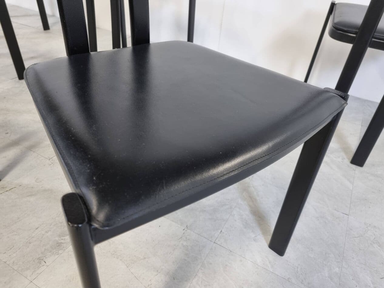 Zestaw sześciu krzeseł postmodernistycznych, metal czarny, skóra ekologiczna czarna, Włochy, lata 80. - 273559