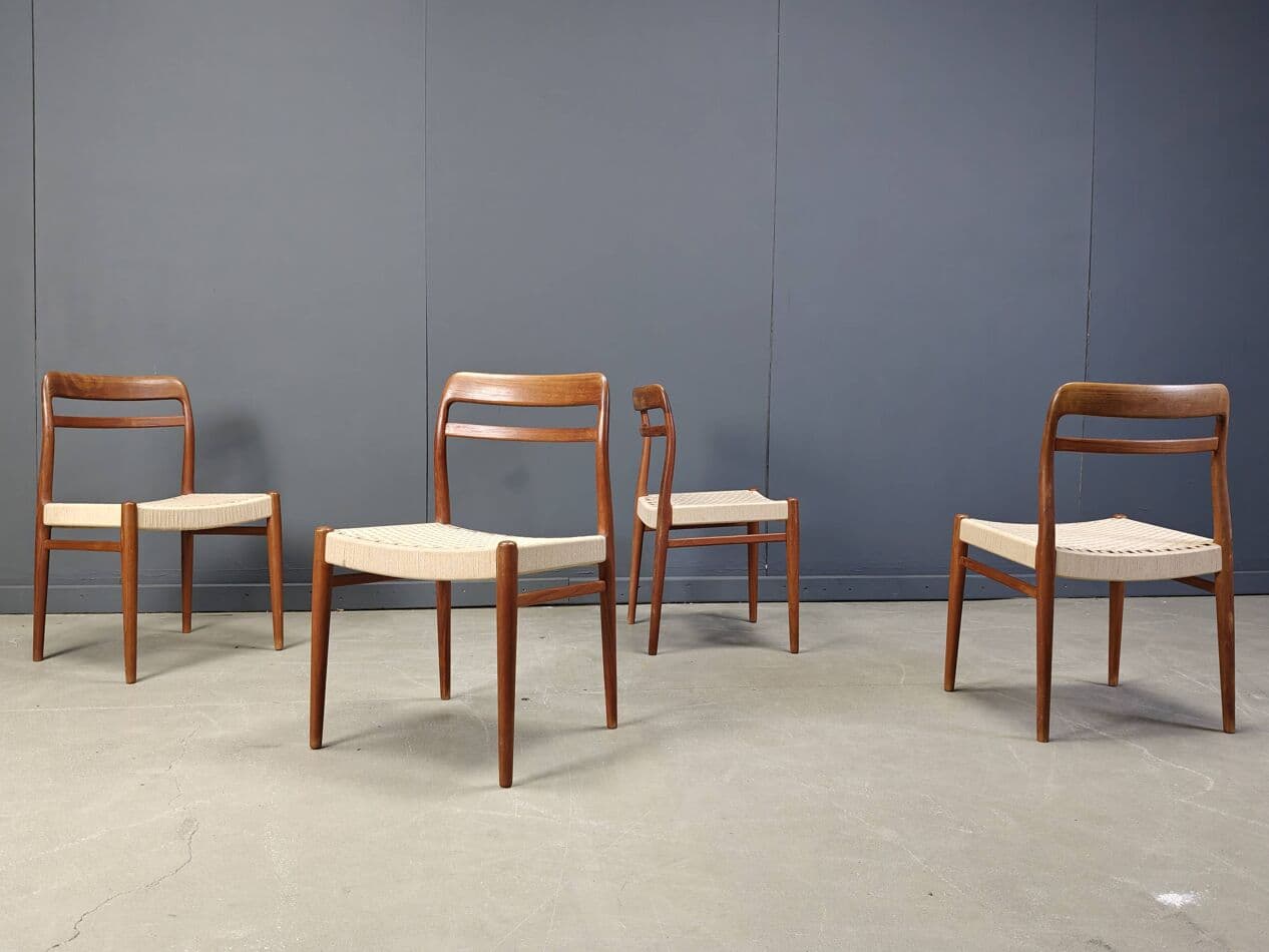 Zestaw czterech krzeseł Model 145, teak brązowy, sznurek papierowy beżowy, proj. A. Aarseth, Gustav Bahus, Norwegia, lata 60. - 273227