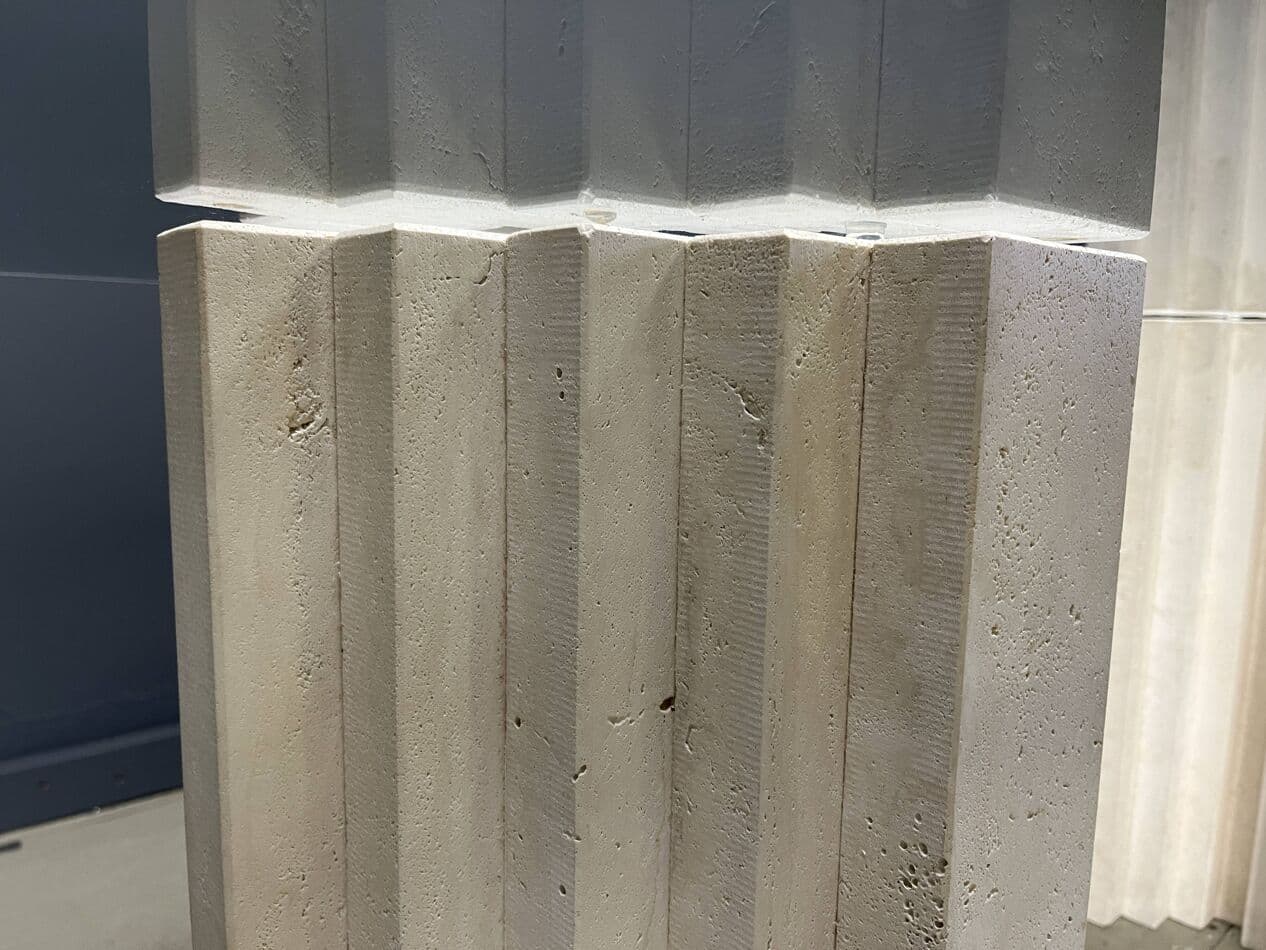 Stół jadalniany, styl Carlo Scarpa, trawertyn beżowy, szkło, Włochy, lata 70. - 272910