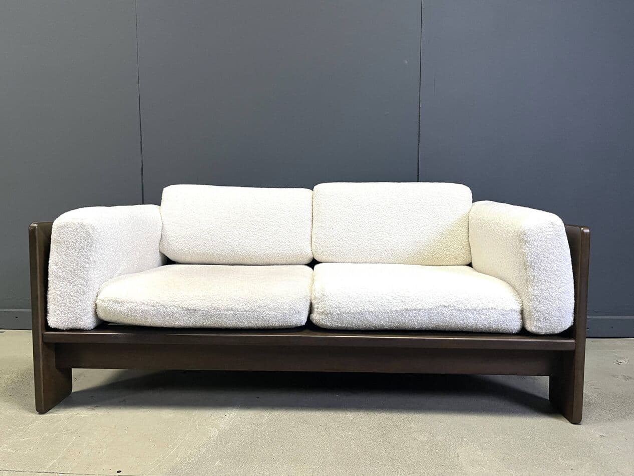 Sofa dwuosobowa Bastiano, bouclé kremowy, drewno brązowy, proj. T. Scarpa, Knoll, Włochy, lata 70. - 272832