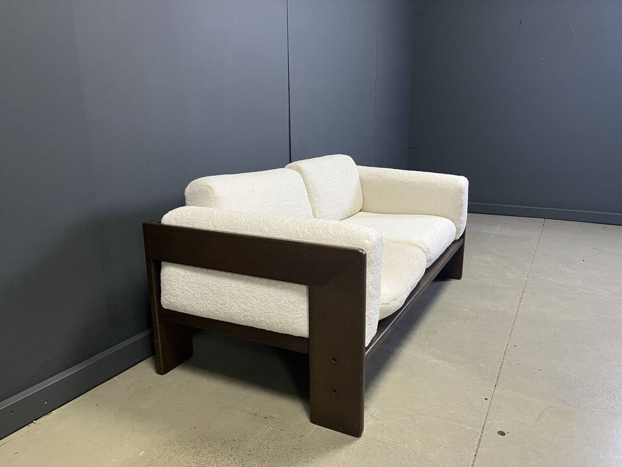 Sofa dwuosobowa Bastiano, bouclé kremowy, drewno brązowy, proj. T. Scarpa, Knoll, Włochy, lata 70. - 272840