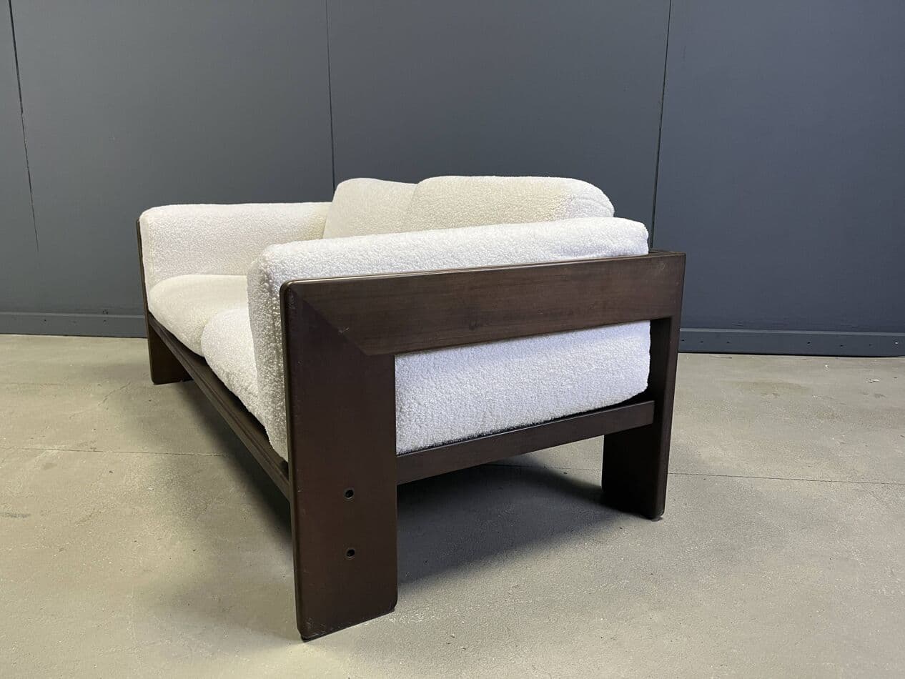Sofa dwuosobowa Bastiano, bouclé kremowy, drewno brązowy, proj. T. Scarpa, Knoll, Włochy, lata 70. - 272838