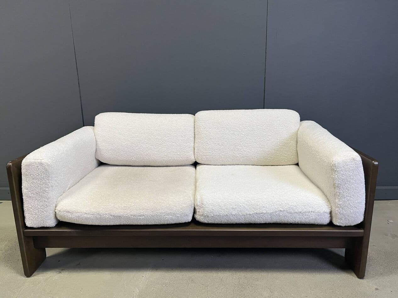 Sofa dwuosobowa Bastiano, bouclé kremowy, drewno brązowy, proj. T. Scarpa, Knoll, Włochy, lata 70. - 272831