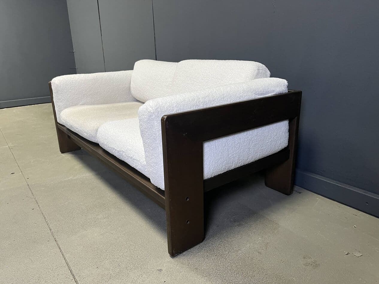 Sofa dwuosobowa Bastiano, bouclé kremowy, drewno brązowy, proj. T. Scarpa, Knoll, Włochy, lata 70. - 272839