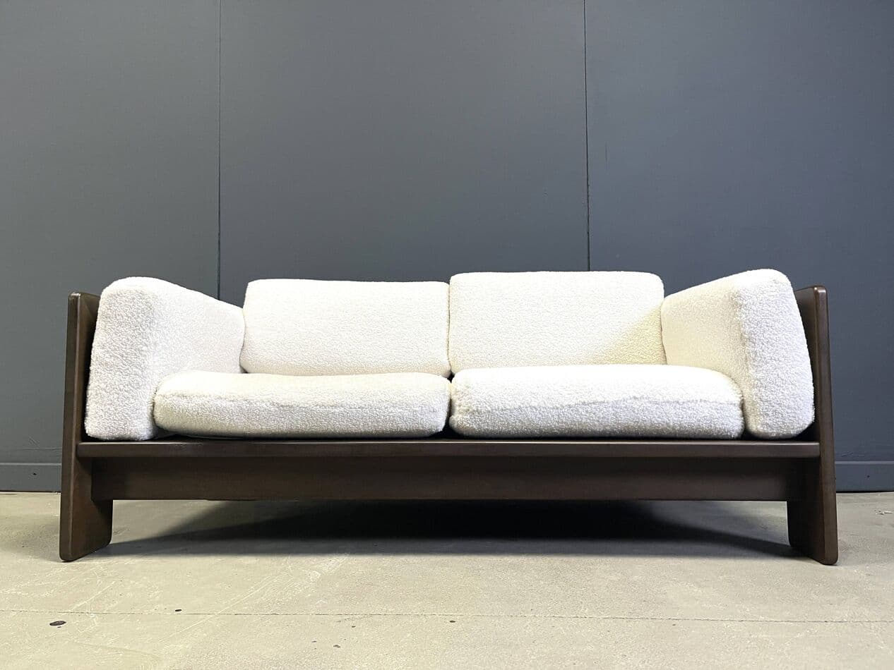 Sofa dwuosobowa Bastiano, bouclé kremowy, drewno brązowy, proj. T. Scarpa, Knoll, Włochy, lata 70. - 272841