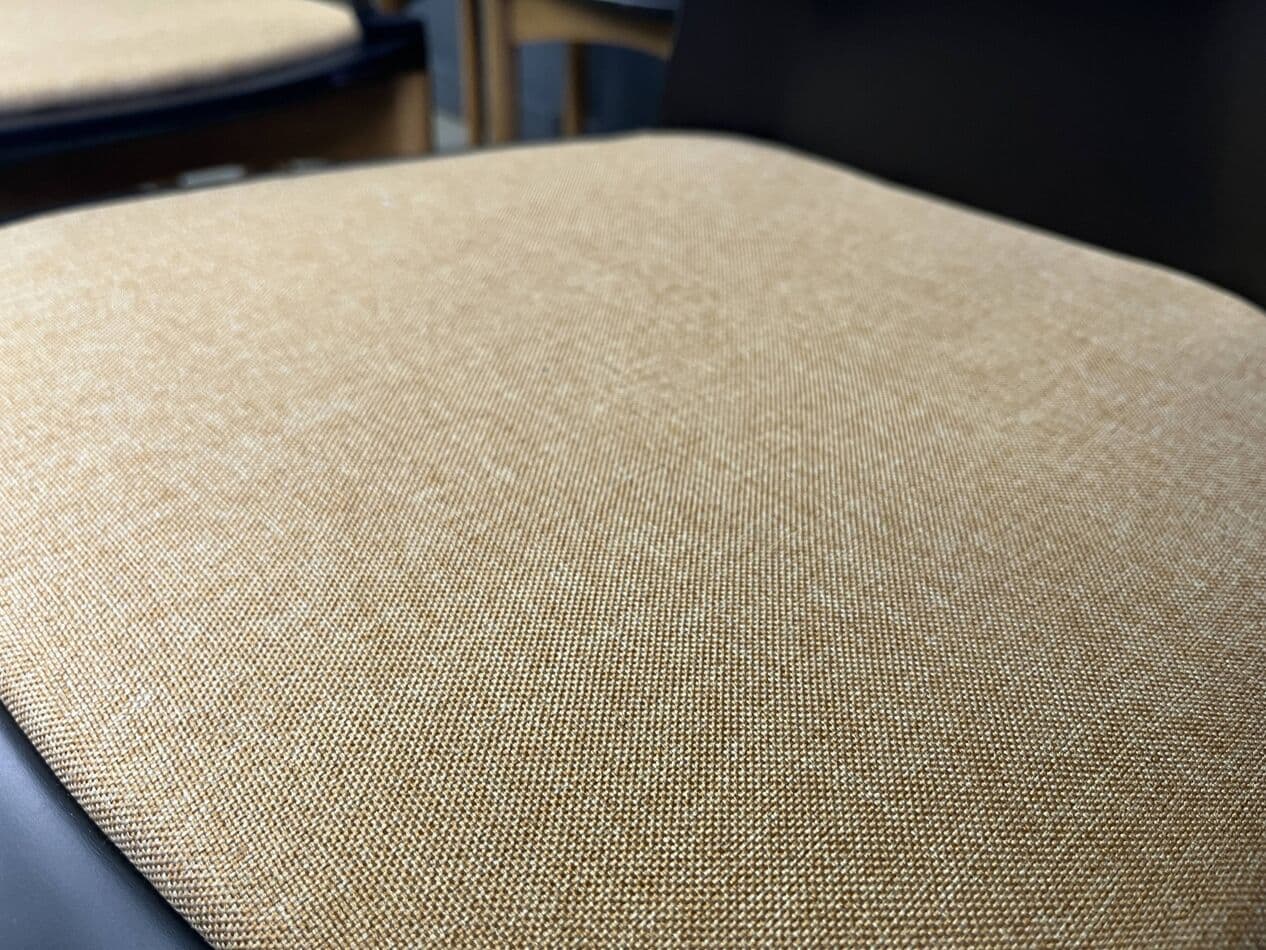 Zestaw sześciu krzeseł Pelope, czarne drewno, beżowa tkanina, proj. F. Binfarè, Cassina, Włochy, lata 90. - 272783