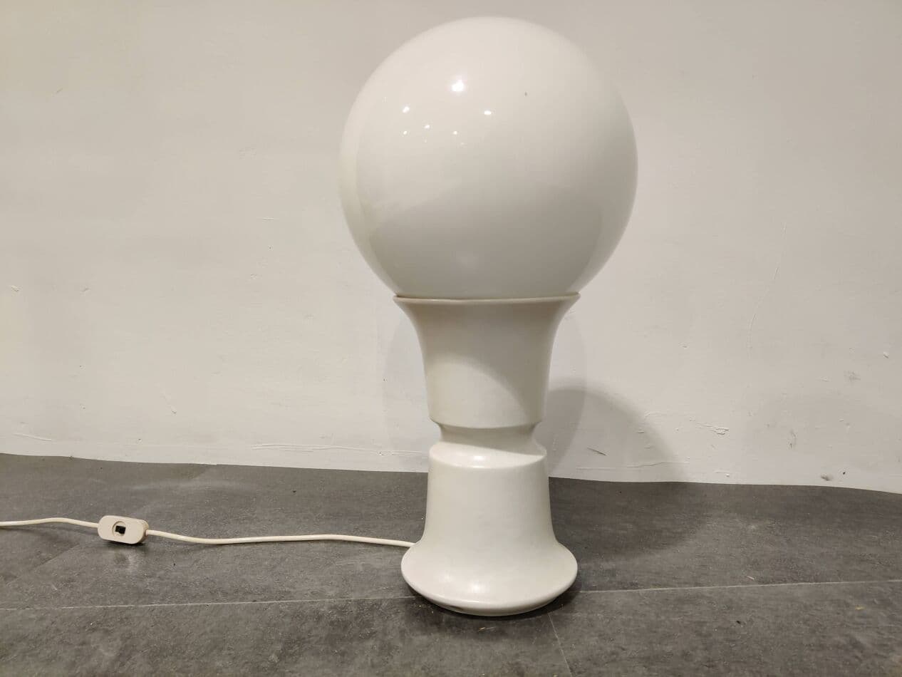 Lampa stołowa Space Age, szkło opalizujące białe, ceramika szara, Włochy, lata 70. - 272702