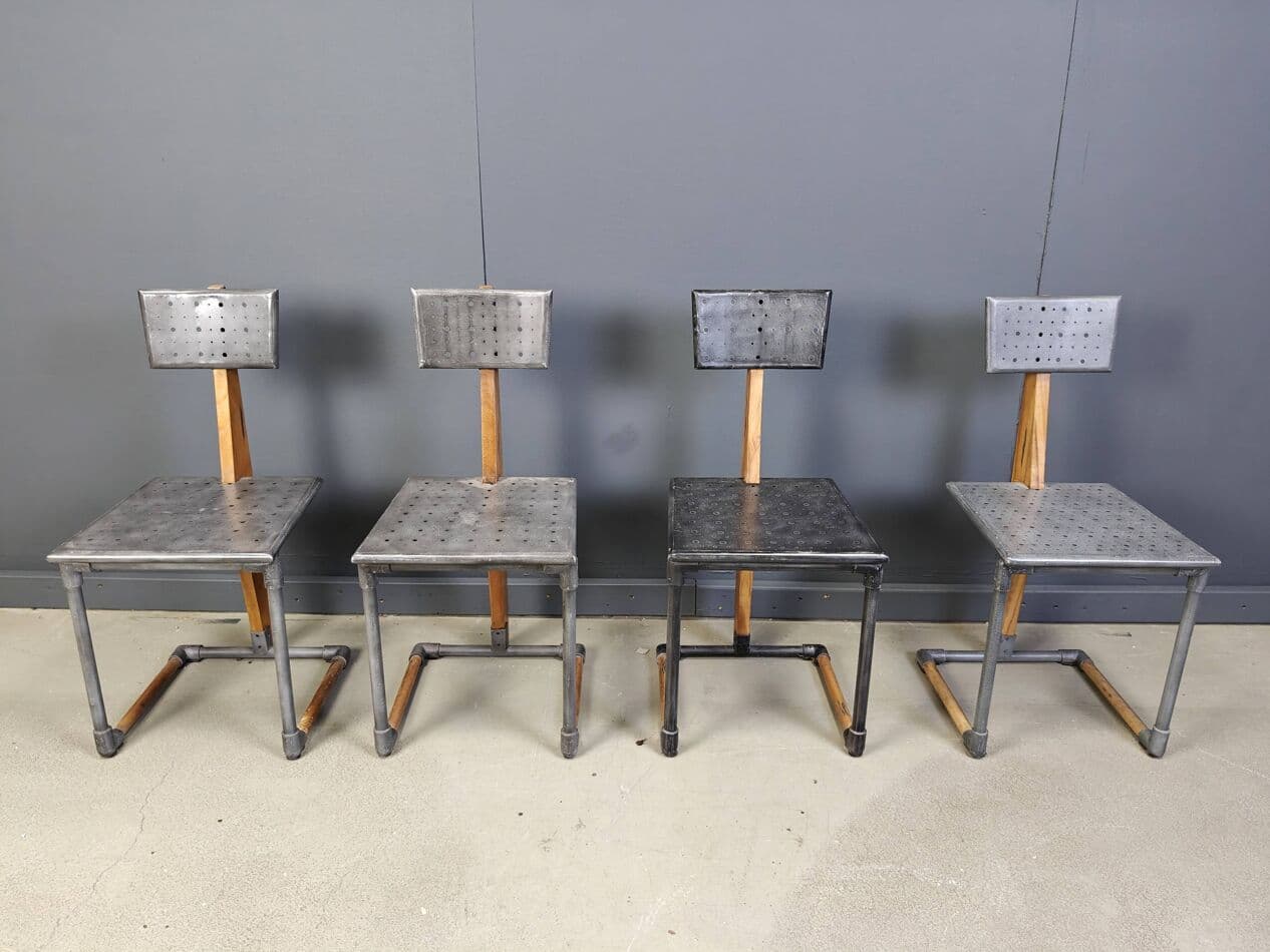 Zestaw czterech krzeseł industrialnych, szary, metal, drewno, Belgia, lata 70. - 272495