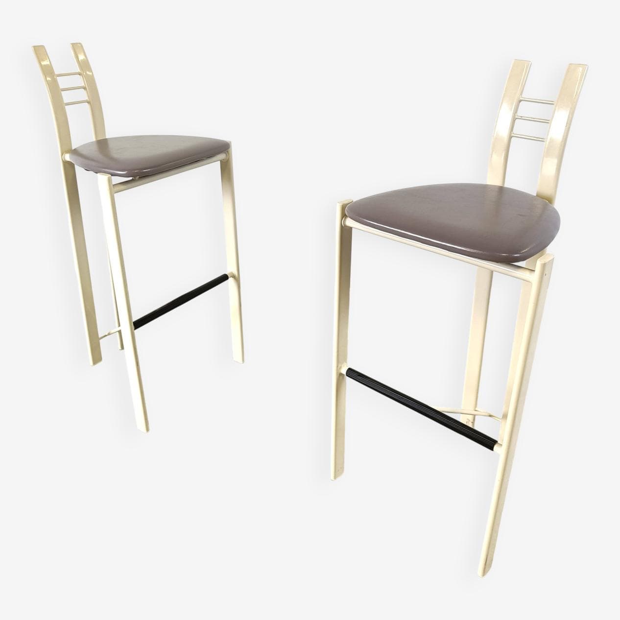 Zestaw czterech stołków barowych postmodernistycznych, metal biały, skóra syntetyczna szara, Włochy, lata 80. - 272357