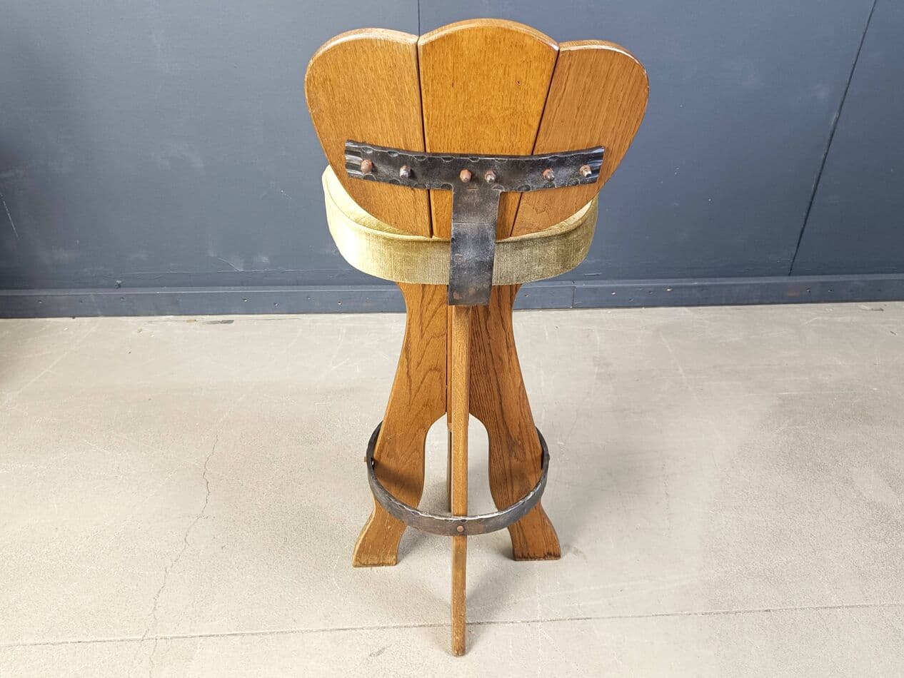 Zestaw czterech stołków barowych brutalistycznych, drewno multikolor, velvet oliwkowozielony, stal ciemna, Belgia, lata 60. - 272305