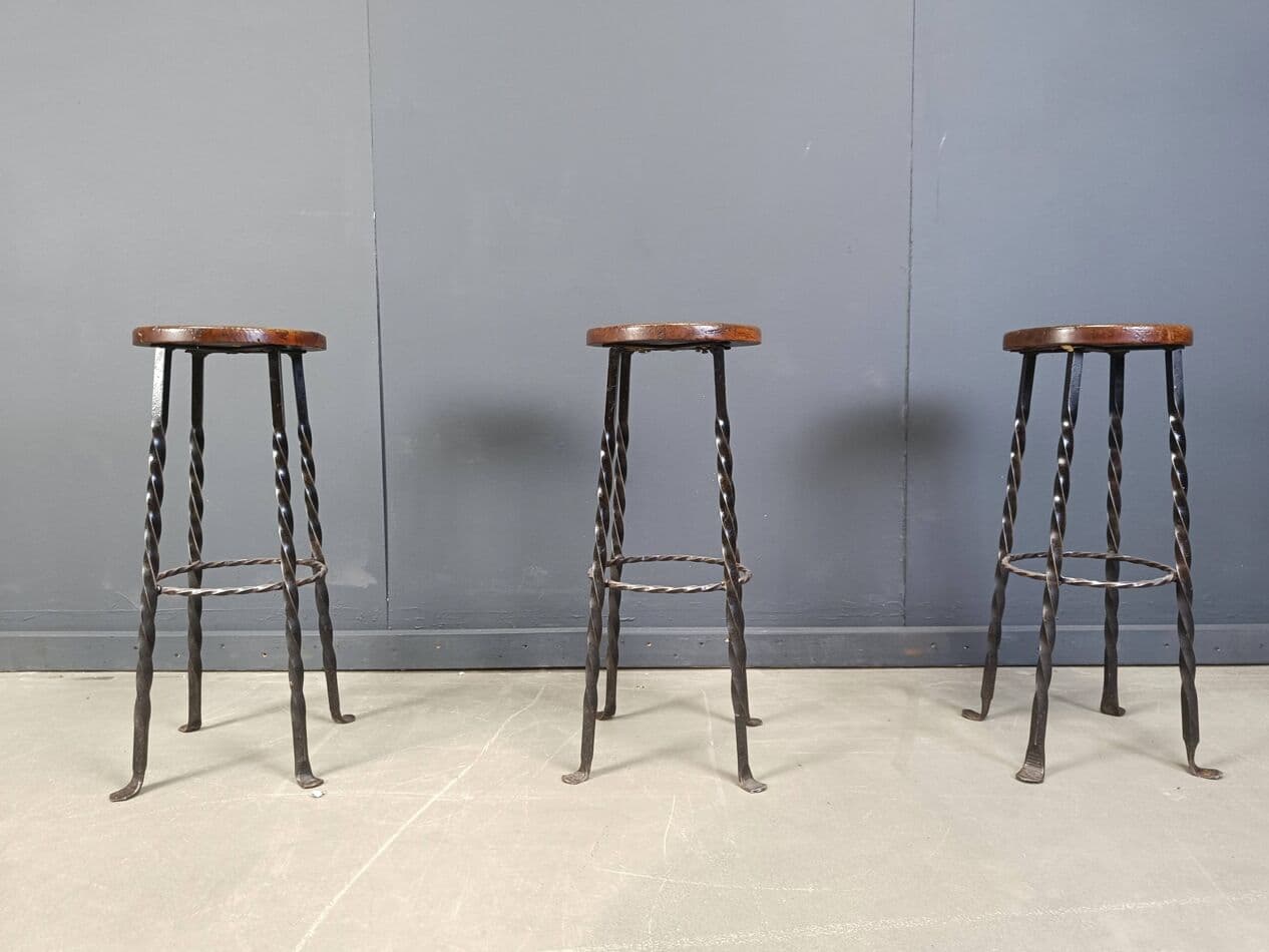 Zestaw trzech stołków barowych, dąb brązowy, żelazo czarne, Francja, lata 60. - 272296