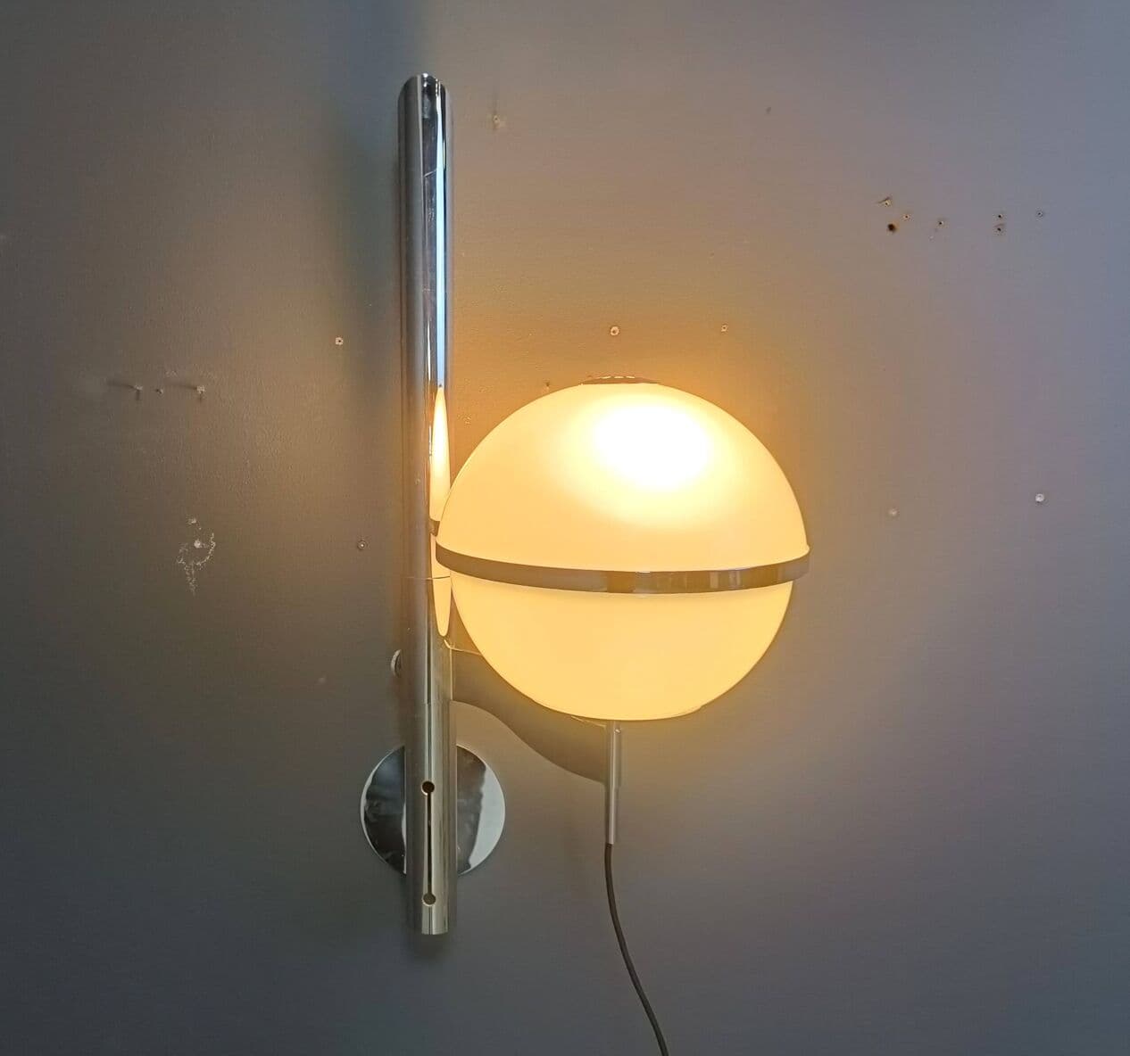 Kinkiet Pusicona, szkło białe, chrom, proj. F. Micolitti, Artemide, Włochy, lata 60. - 272213