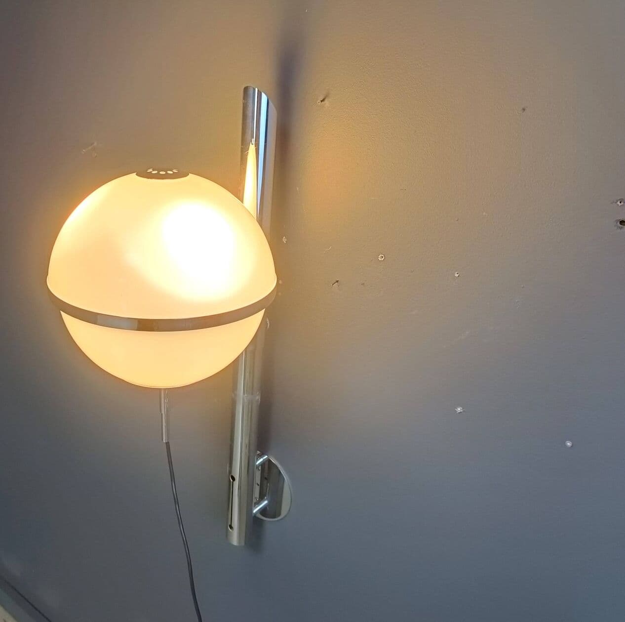 Kinkiet Pusicona, szkło białe, chrom, proj. F. Micolitti, Artemide, Włochy, lata 60. - 272211