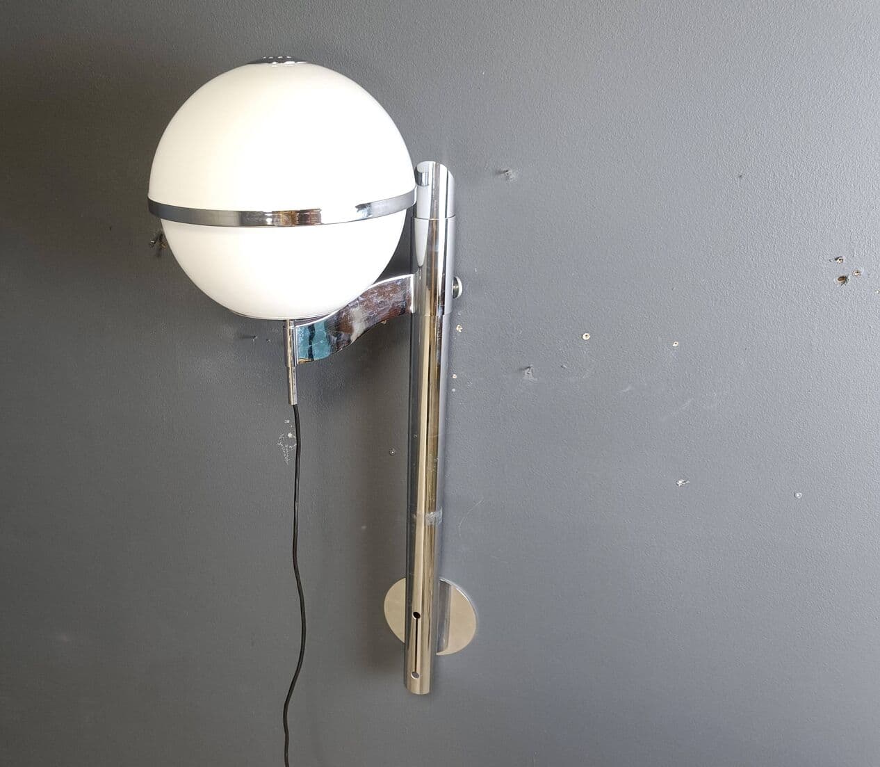 Kinkiet Pusicona, szkło białe, chrom, proj. F. Micolitti, Artemide, Włochy, lata 60. - 272216