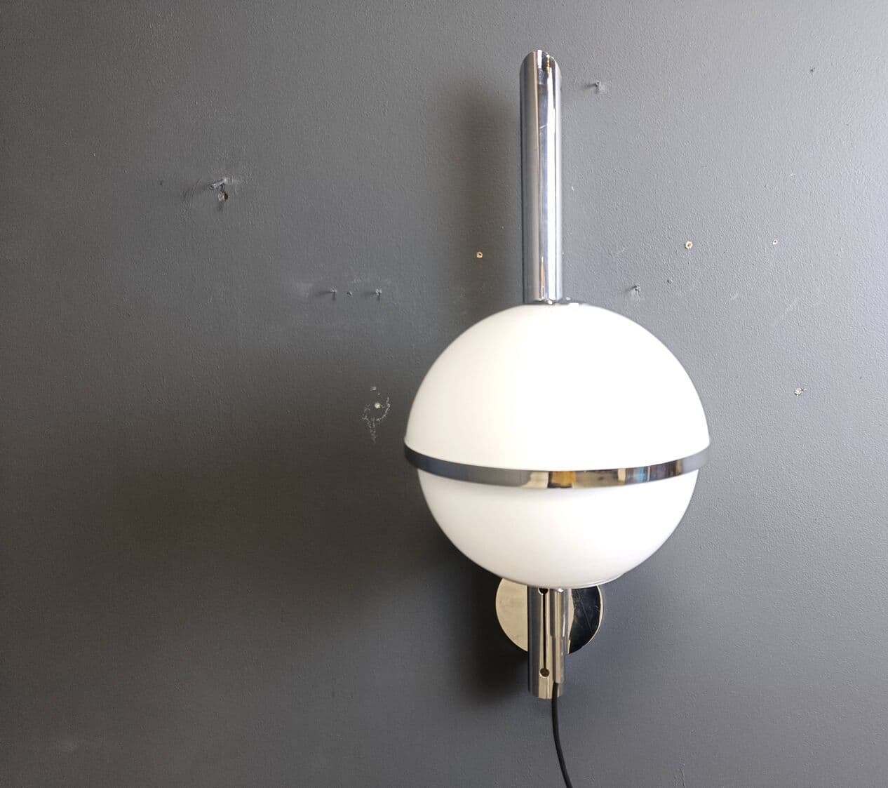 Kinkiet Pusicona, szkło białe, chrom, proj. F. Micolitti, Artemide, Włochy, lata 60. - 272208