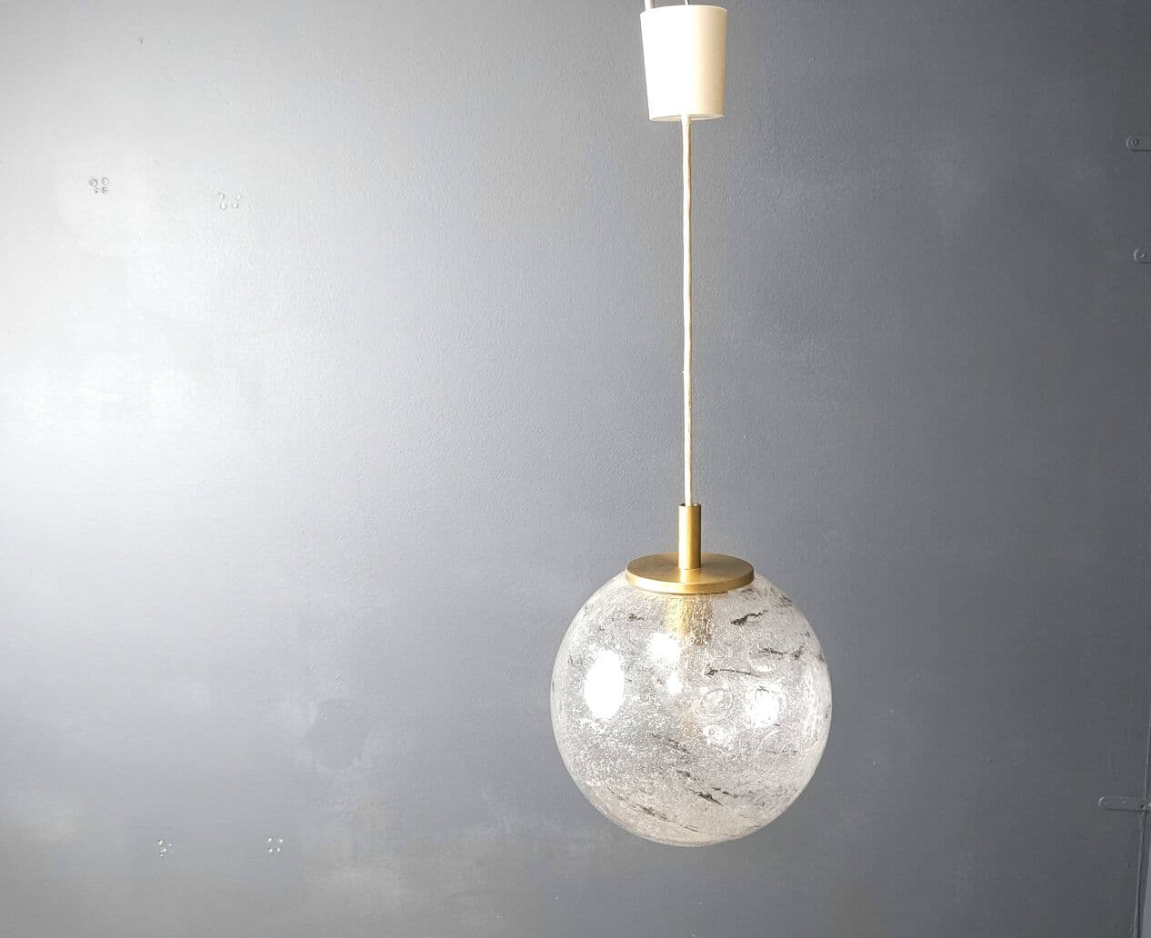 Lampa wisząca, kula, szkło przezroczyste, metal złoty, Doria Leuchten, Niemcy, lata 60. - 272181