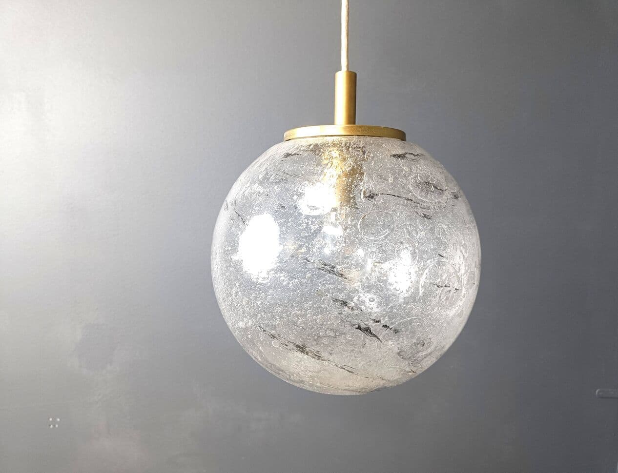 Lampa wisząca, kula, szkło przezroczyste, metal złoty, Doria Leuchten, Niemcy, lata 60. - 272191