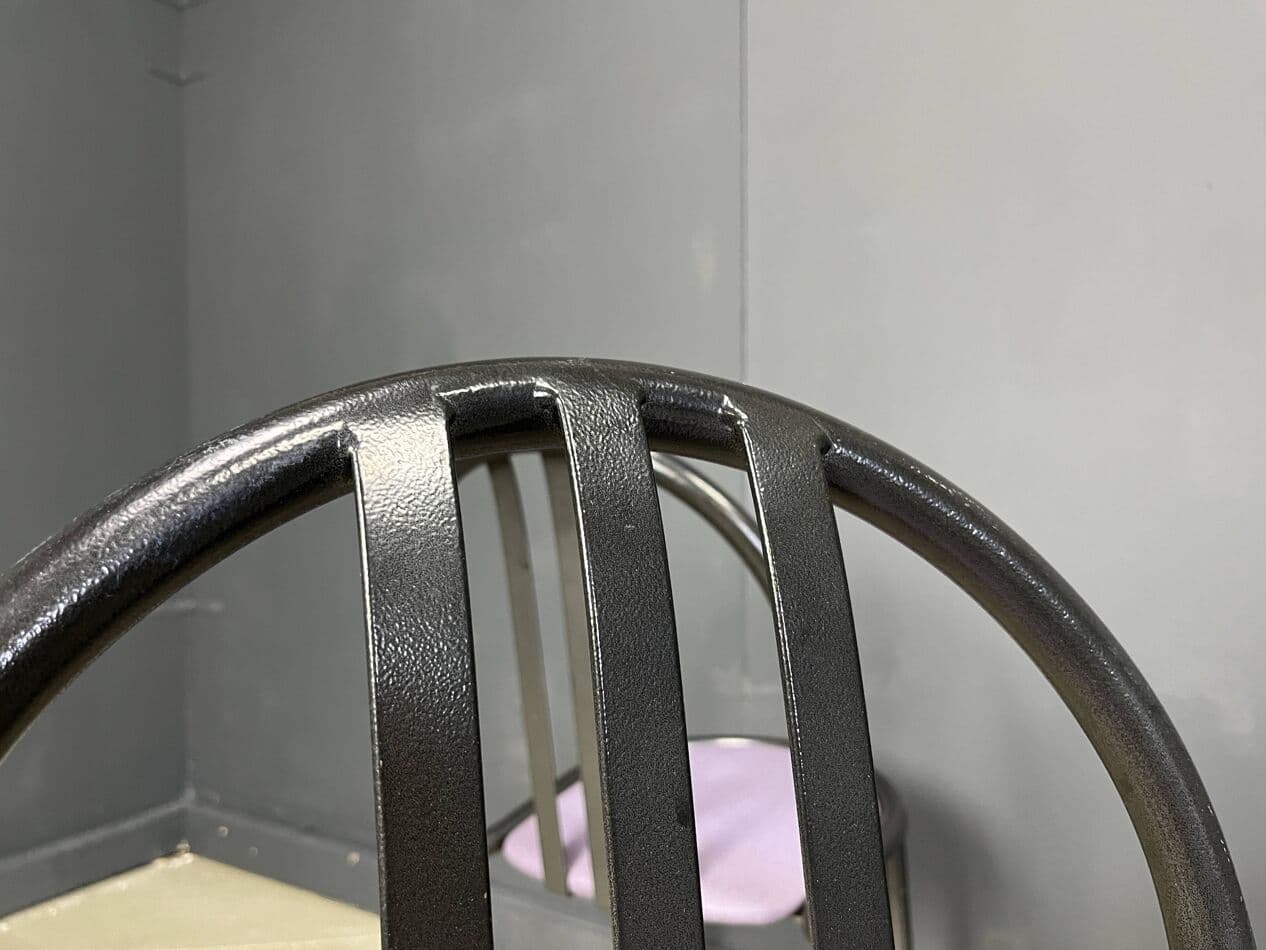 Zestaw ośmiu krzeseł Nr 222, skaj fioletowy, metal czarny, proj. R. Mallet-Stevens, Włochy, lata 80. - 272065