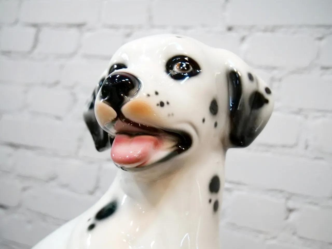 Biała ceramiczna figurka psa dalmatyńczyka, Polska, lata 70. - 19086