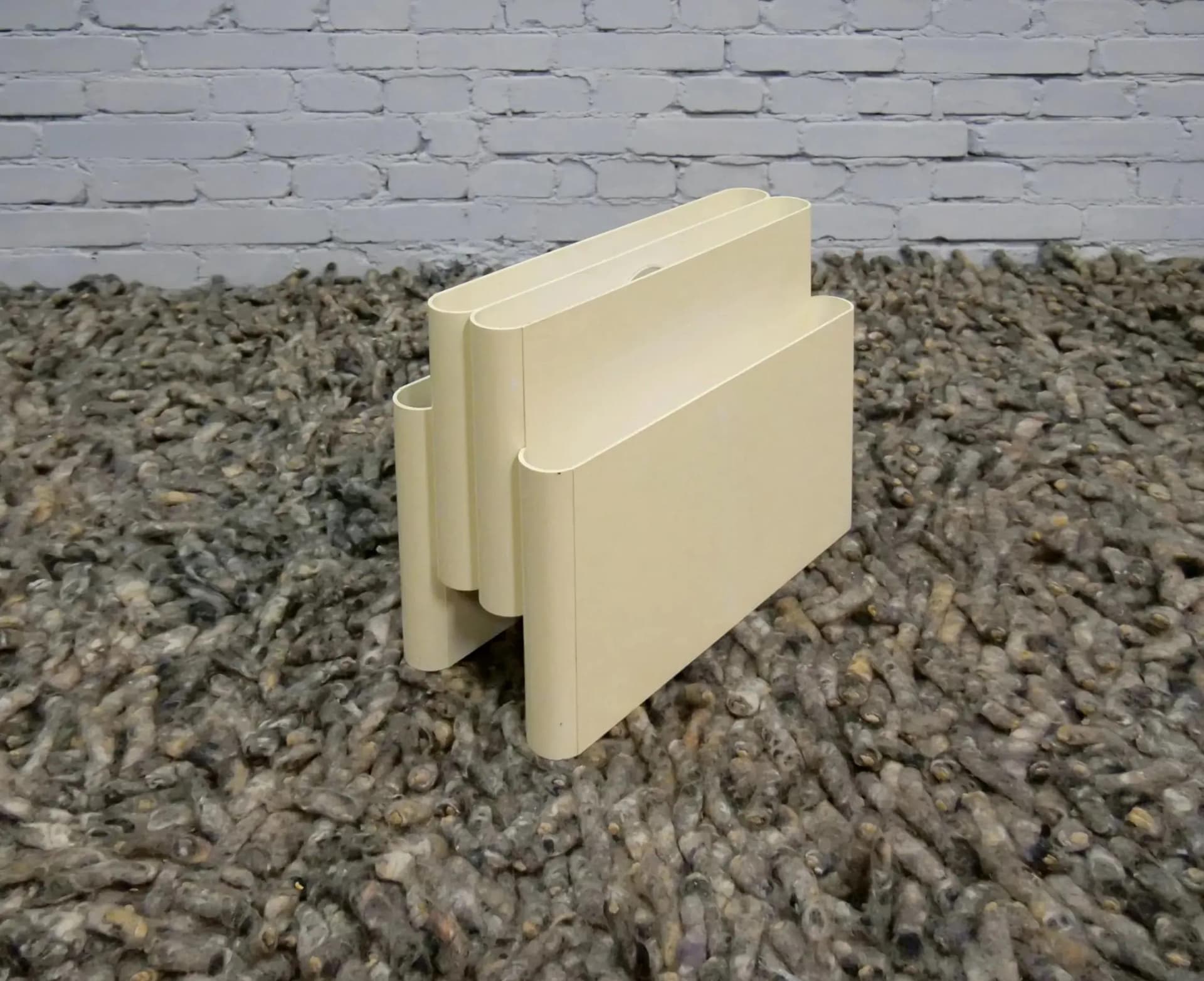 Gazetnik Portaviste, plastik beżowy, proj. G. Stoppino, Kartell, Włochy, lata 70. - 19352