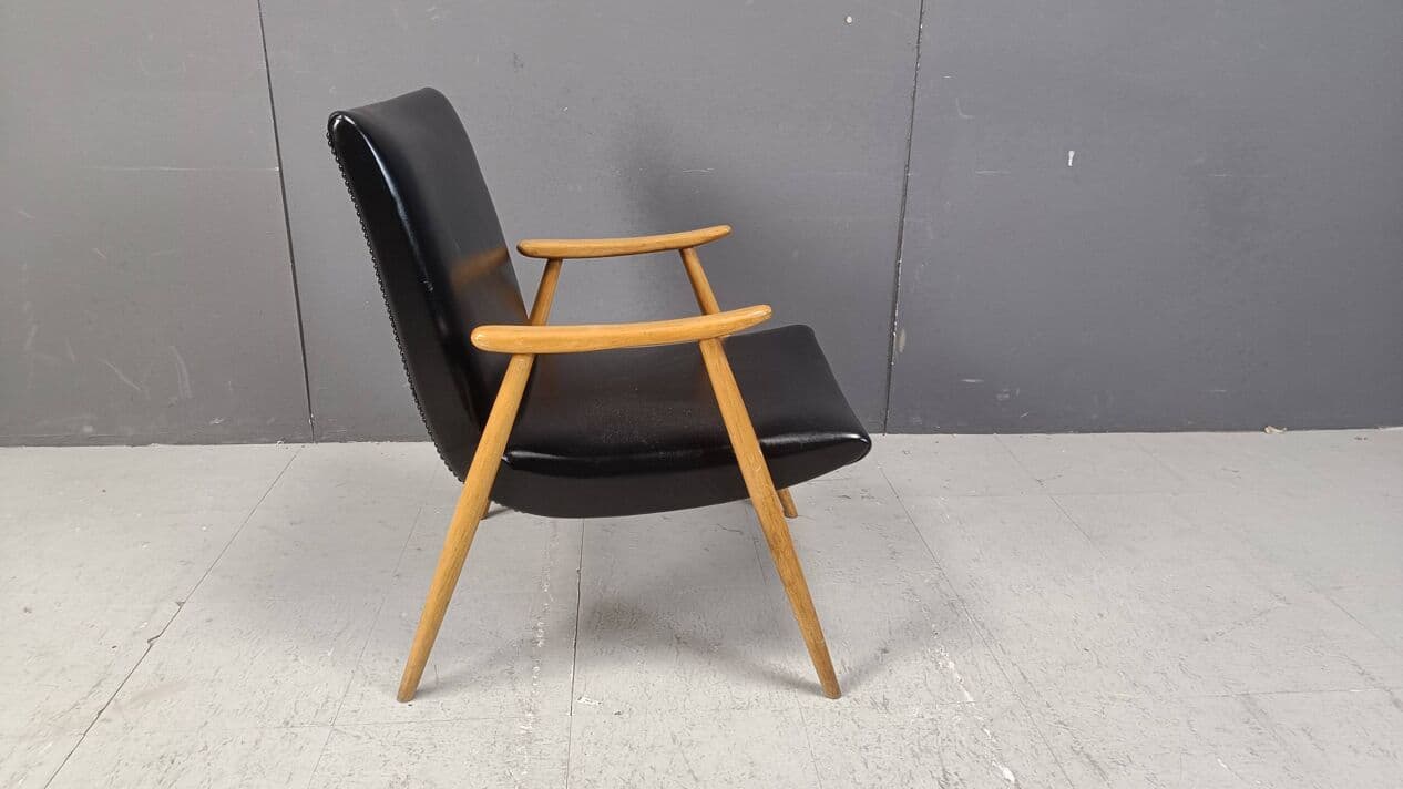 Fotel skandynawski, drewno jasne, ekoskóra czarna, Dania, lata 60. - 271818