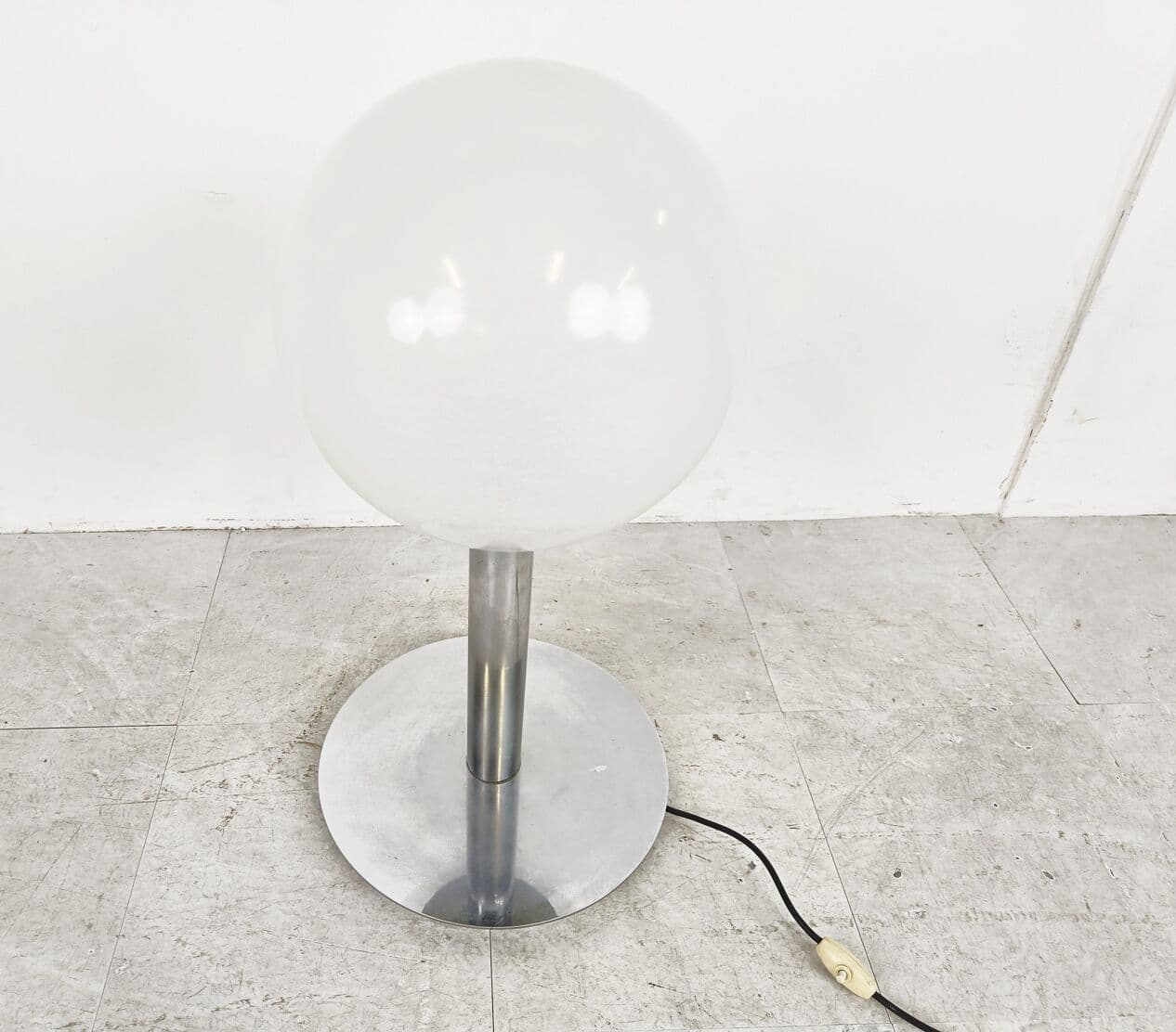 Lampa stołowa, szkło mlecznobiałe, chrom szary, Włochy, lata 60. - 271721