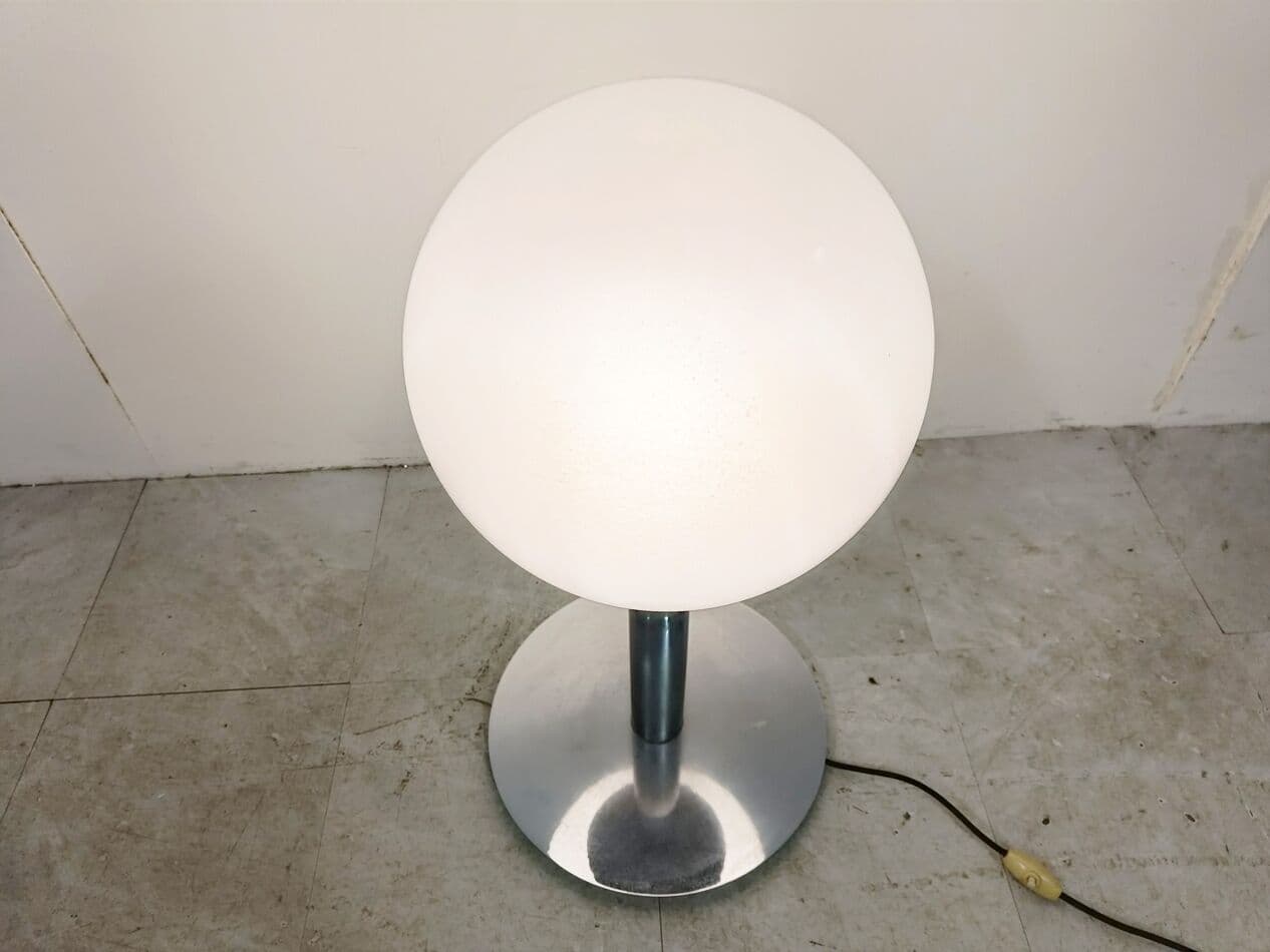 Lampa stołowa, szkło mlecznobiałe, chrom szary, Włochy, lata 60. - 271719