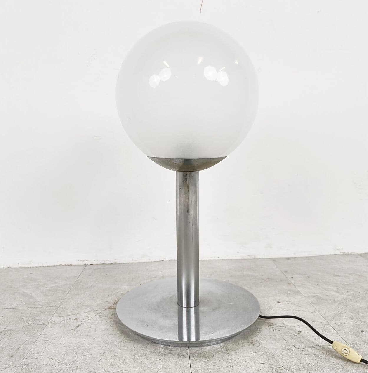 Lampa stołowa, szkło mlecznobiałe, chrom szary, Włochy, lata 60. - 271728